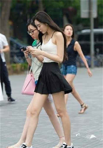快手一个很漂亮的车模