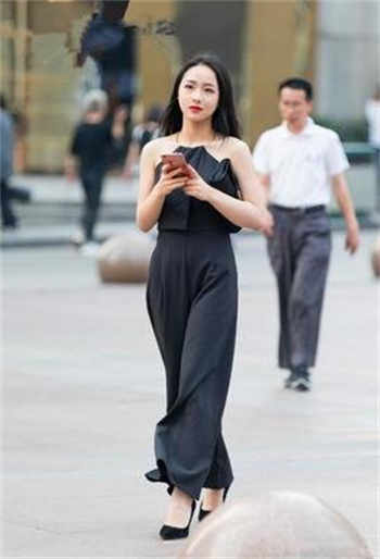 学校厕所没门但又想大便