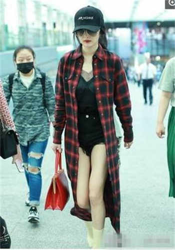 大妈和上楼的小伙