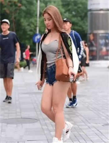 玉慧和孟卉一起被小毅